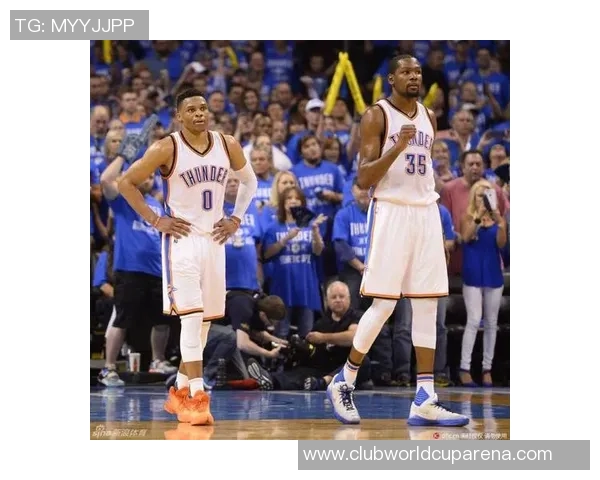 2016赛季勇士与雷霆激战赛程回顾与精彩瞬间分析